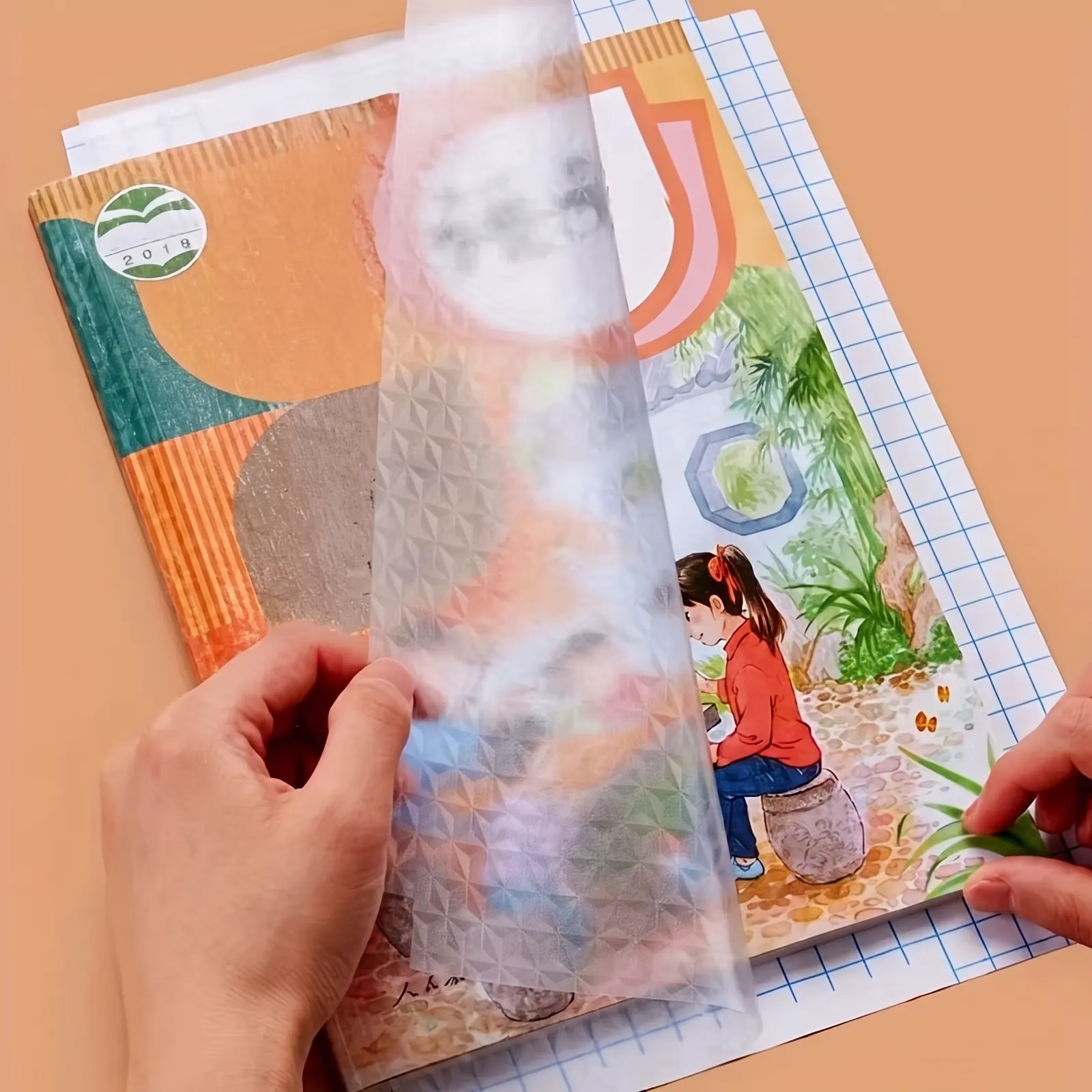 Livre visible à travers le film protecteur transparent