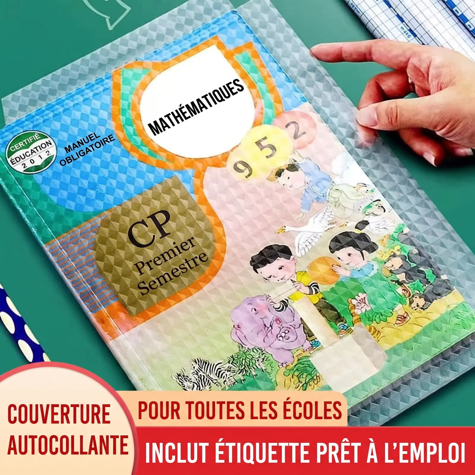 Application de la couverture transparente sur un manuel scolaire