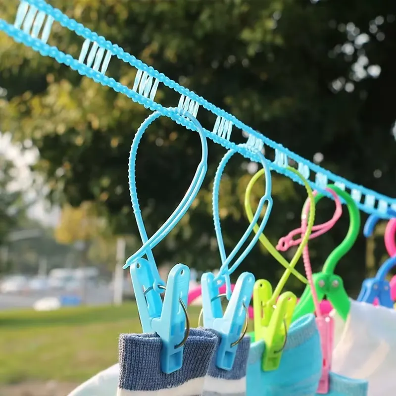 Surface nervurée de la corde, utile pour caler cintres et linge
