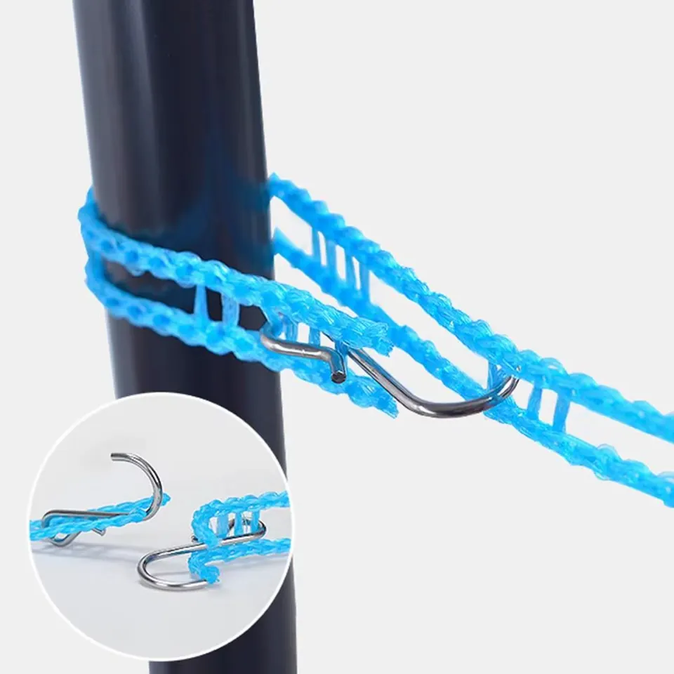 Corde enroulée autour d’un support, crochet métallique passé dans la tresse