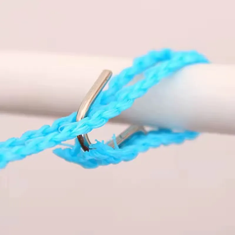 Détail du crochet métallique qui maintient la corde autour d’une barre