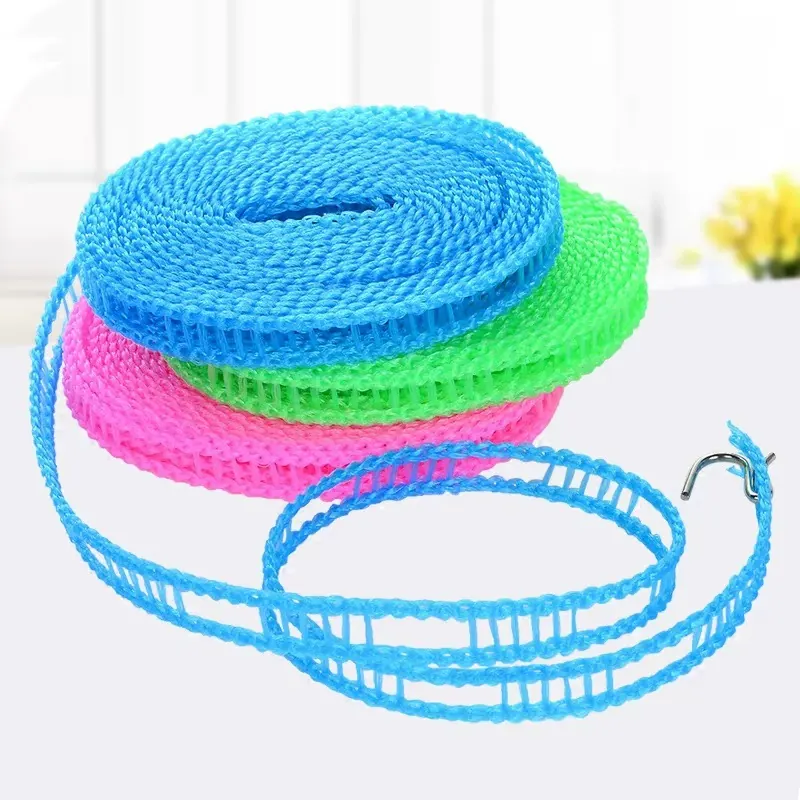Les trois cordes enroulées, bleue déroulée avec son crochet