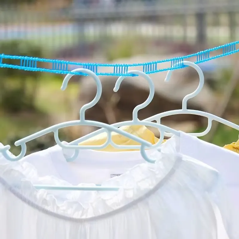 Linge suspendu sur la corde portable, vue d’utilisation