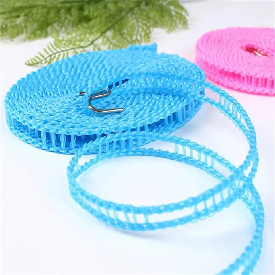 Crochet métallique fixé dans la corde bleue enroulée