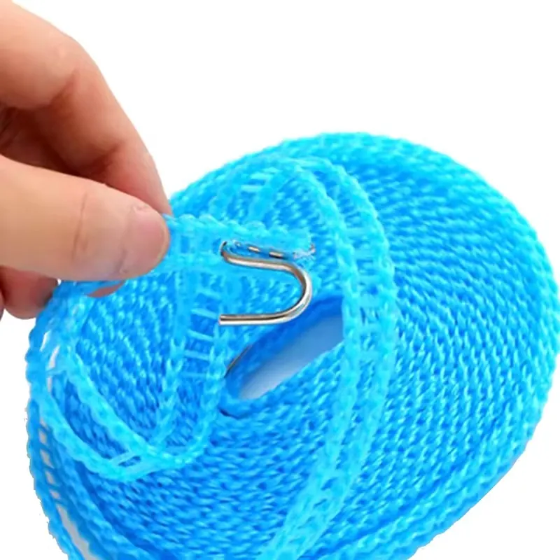 Corde enroulée tenue à la main, crochet visible, prête à être rangée