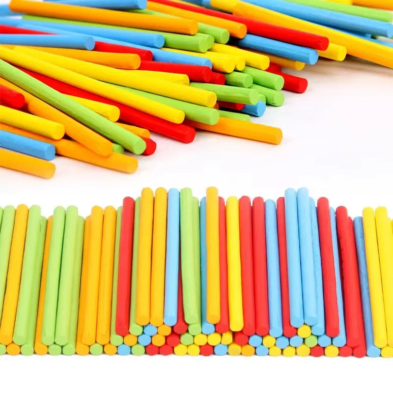 Bâtonnets colorés empilés et éparpillés