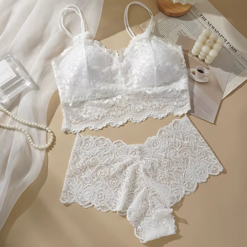 Ensemble en dentelle blanche, haut et culotte