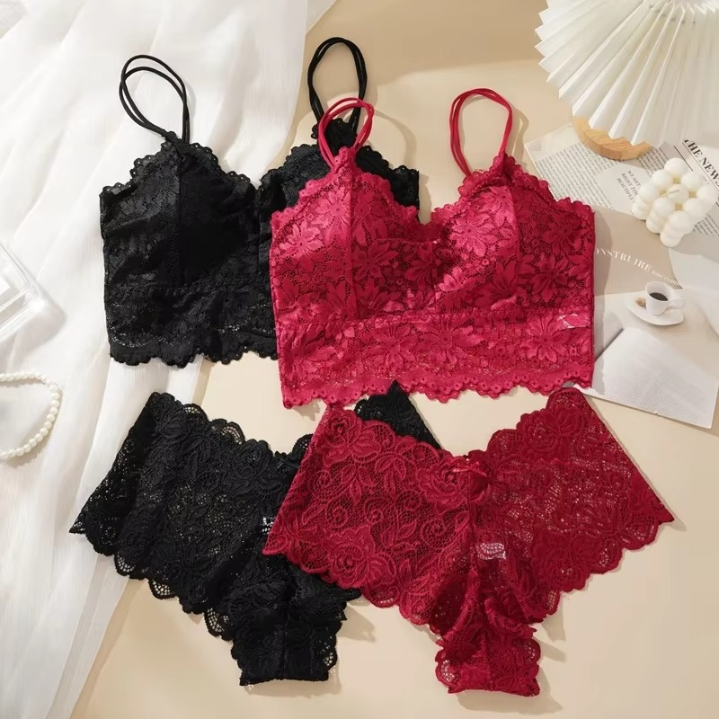 Deux ensembles en dentelle, noir et bordeaux