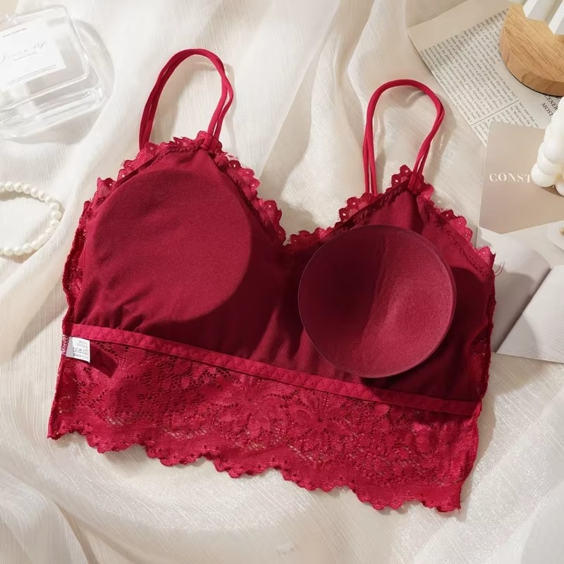 Ensemble en dentelle présenté à plat