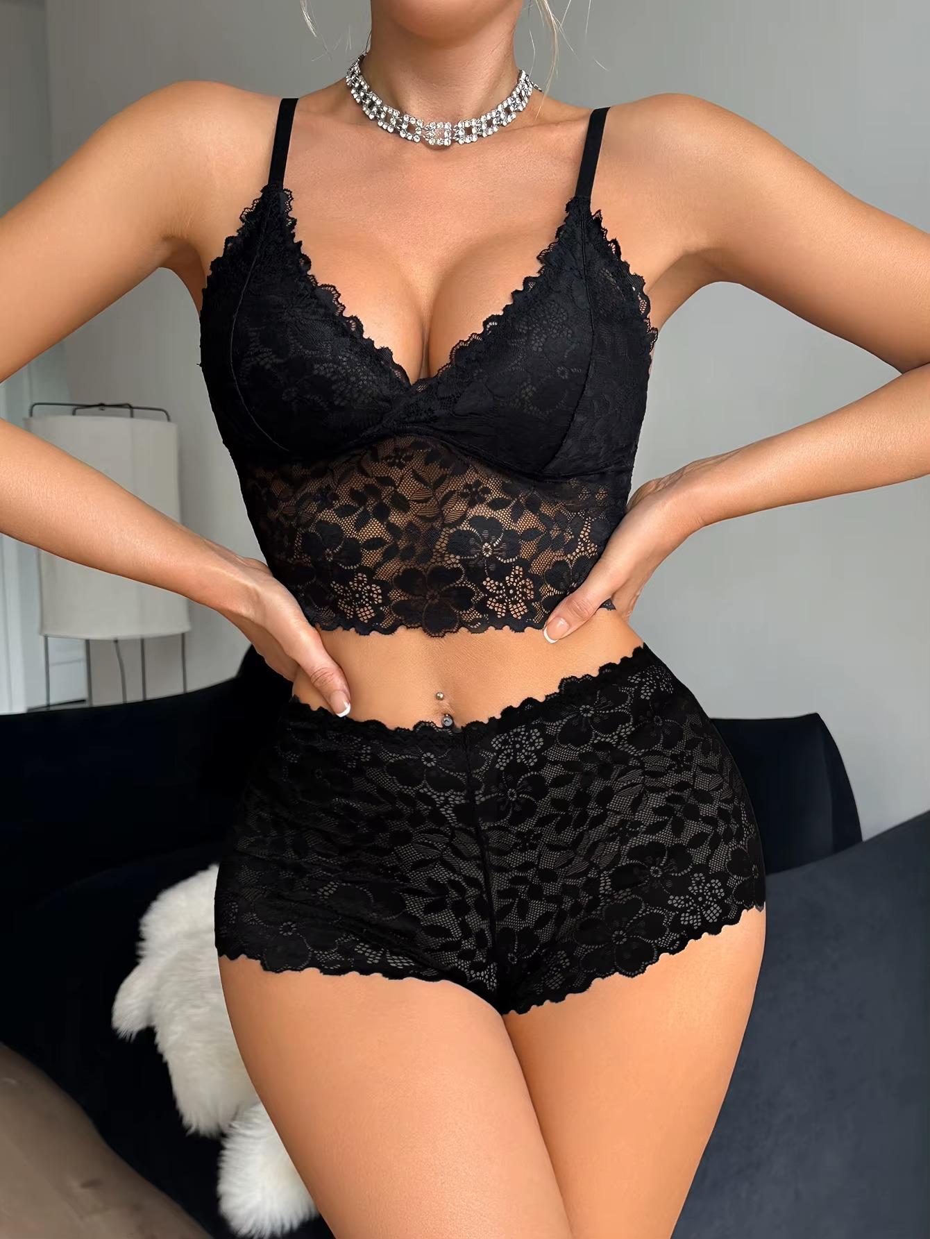 Ensemble en dentelle porté, silhouette raffinée