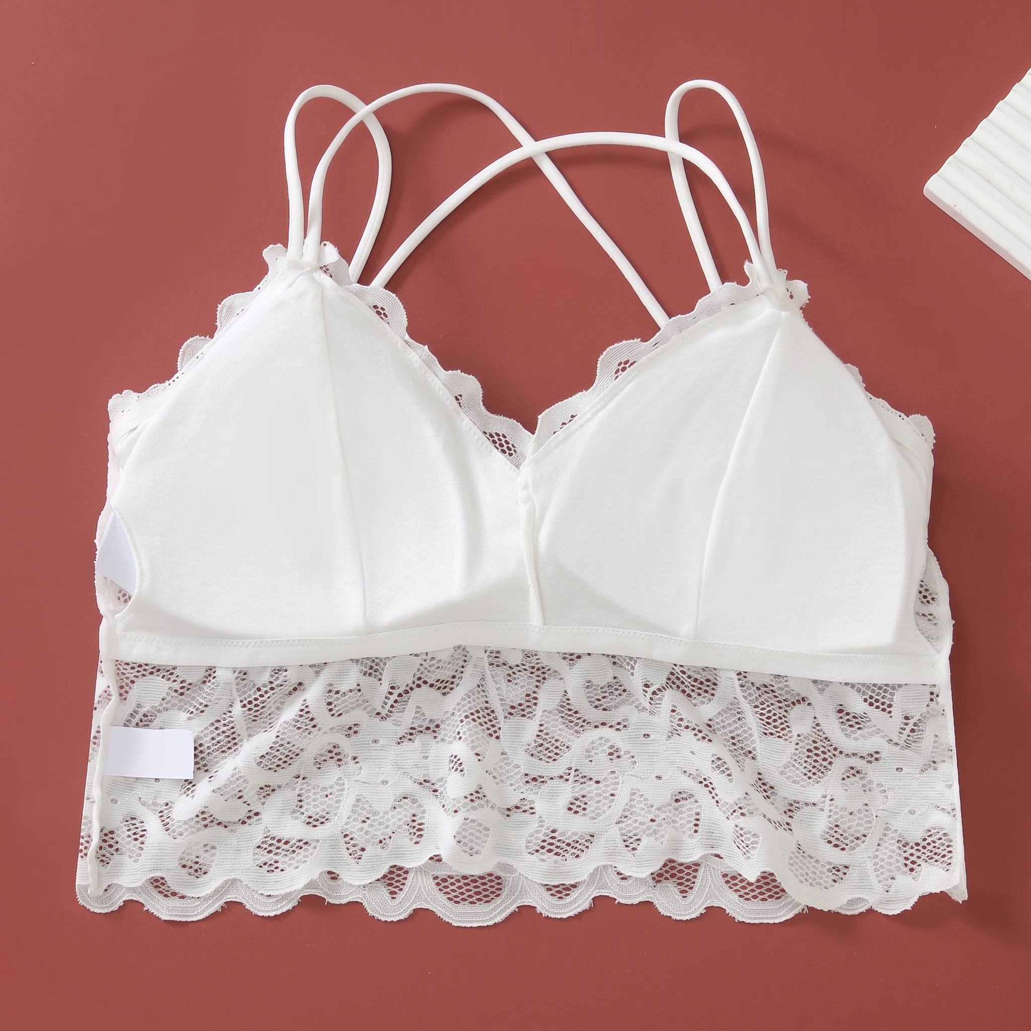 Gros plan sur les détails de dentelle de l’ensemble